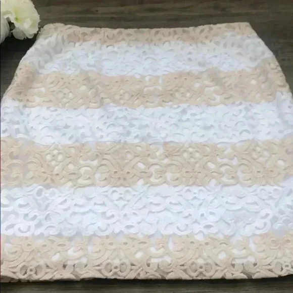 🌸3/$30🌸WHITE House| Black Market | Striped cream and white laced pencil  skirt - Picture 10 of 11